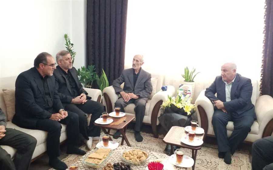 مدیران بنیاد شهید خانواده‌ شهدای جنگ را تکریم می‌کنند